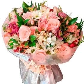 Buquê 08 Rosas Cor de Rosa e Complementos